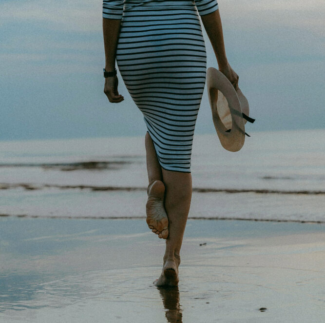 mujer caminando en la playas